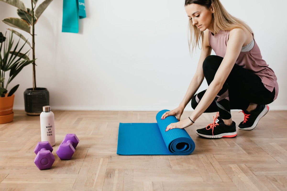 Fitness-Equipment wie Hanteln und Yogamatte in einer hellen Wohnumgebung
