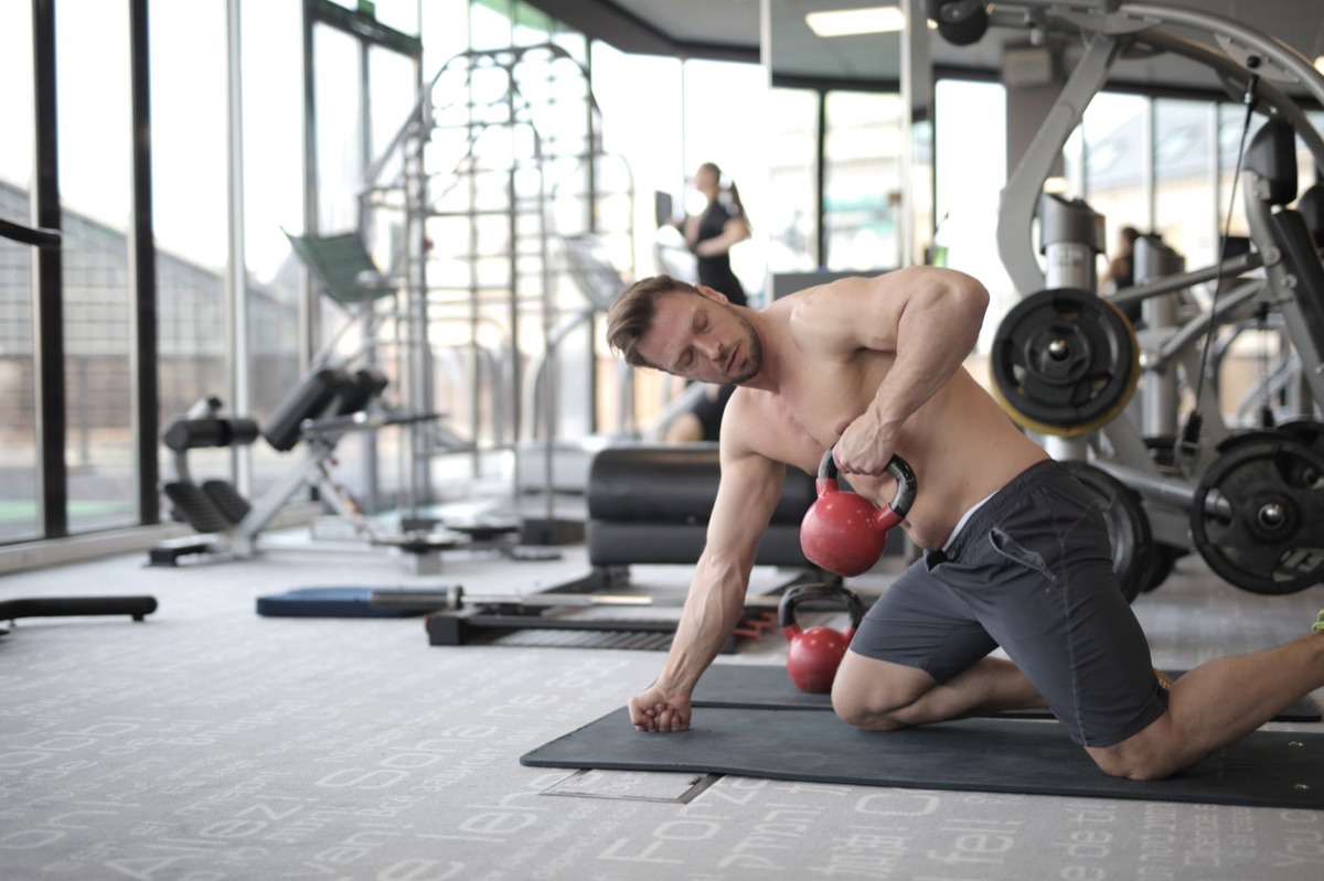 Statafel met fitnessapparatuur voor een actieve werkplek