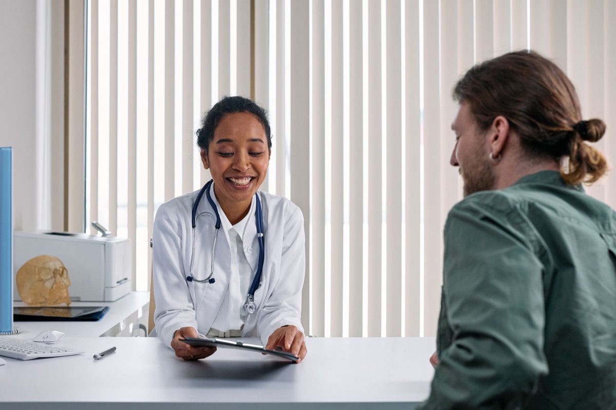 Un médecin expliquant les coûts à un patient.