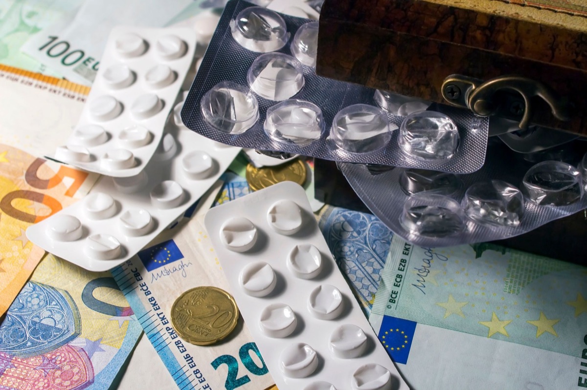 Calcolatrice e monete per il calcolo delle spese mediche
