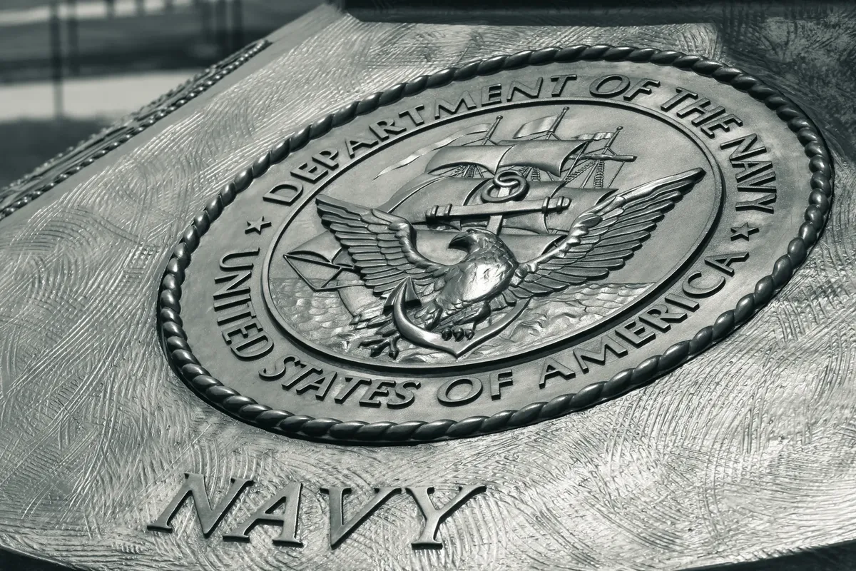 ワシントンD.C.にある記念碑に刻まれた米海軍の象徴の詳細な見方、海軍の遺産を紹介。