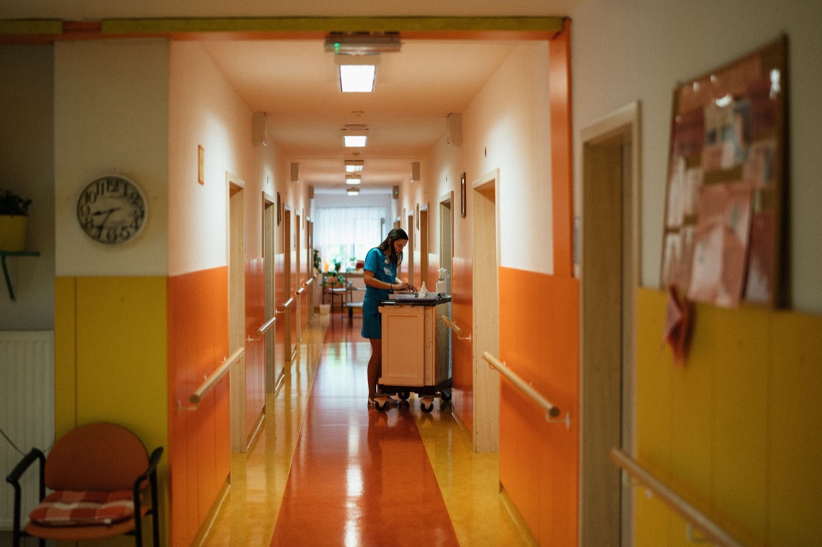 Couloir d'hôpital moderne et technologie