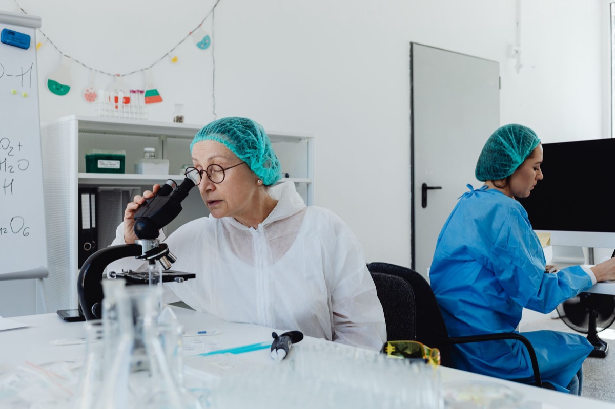 Wissenschaftler bei der Untersuchung unter einem Mikroskop