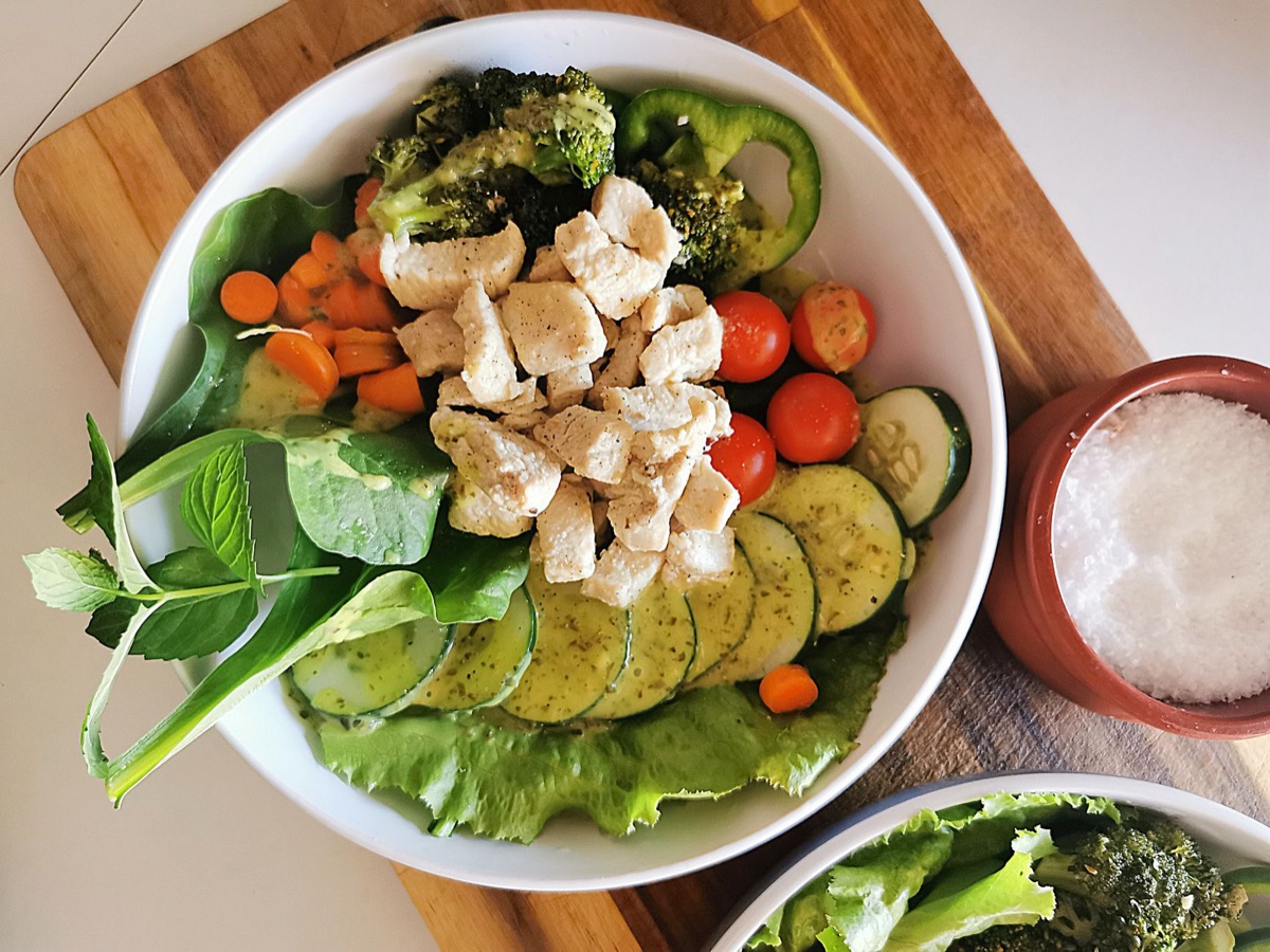 Plato de comida equilibrada con vegetales frescos y coloridos para una nutrición saludable.