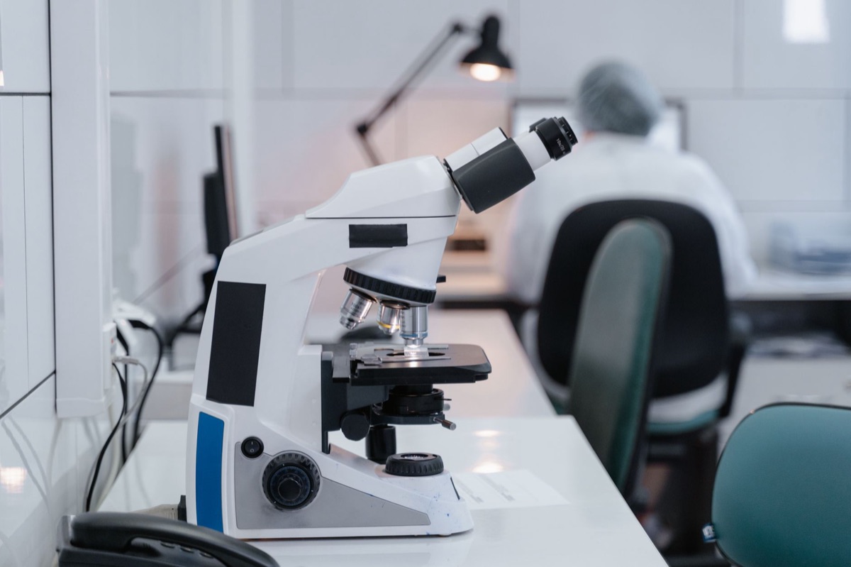 Equipamento de microscópio de laboratório para pesquisa científica.