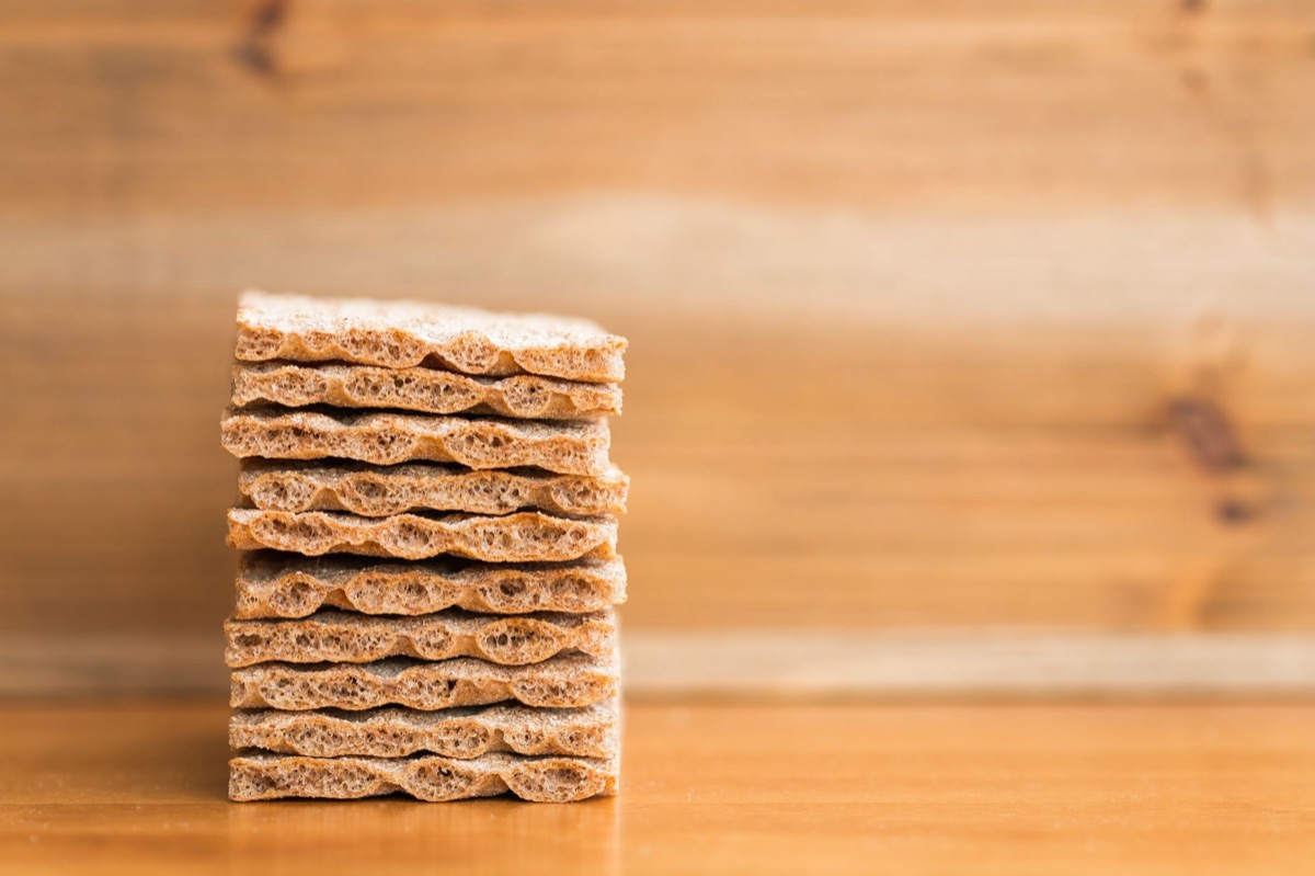 혈당 관리 스낵: whole grain crackers with almond butter