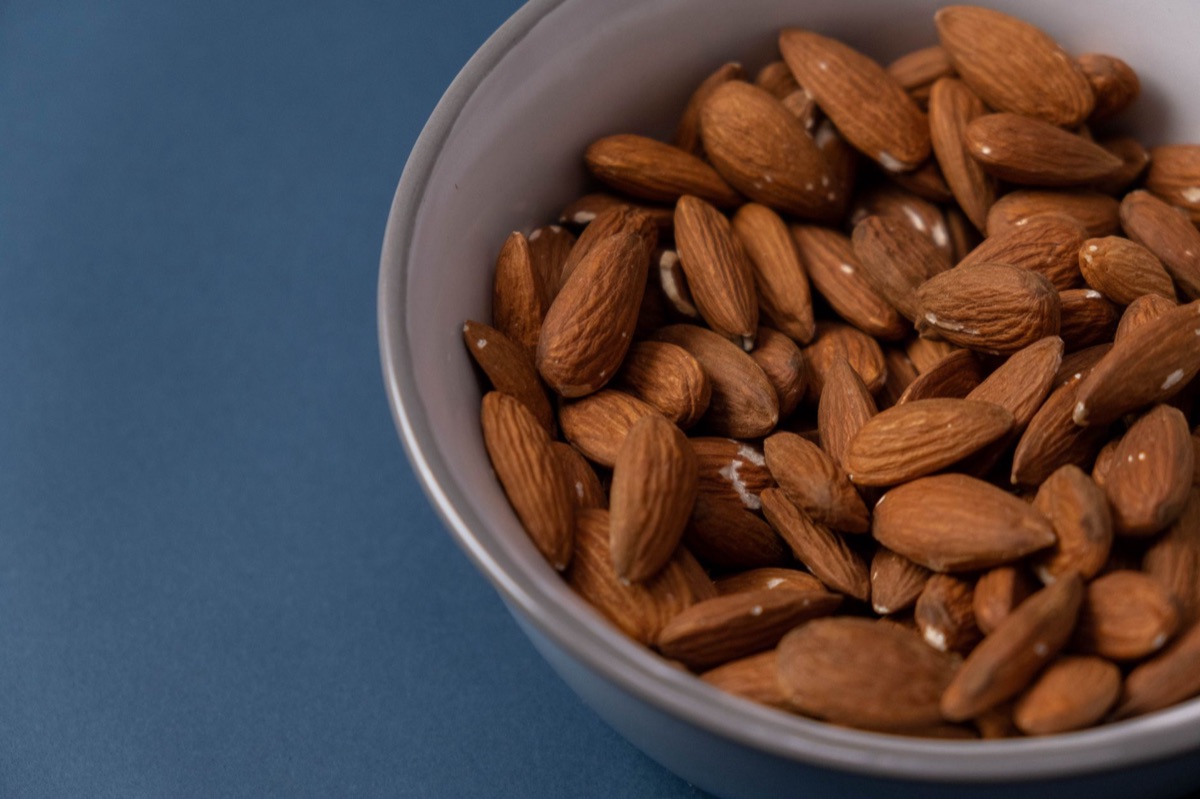 직장인 에너지 충전: protein bar with natural ingredients