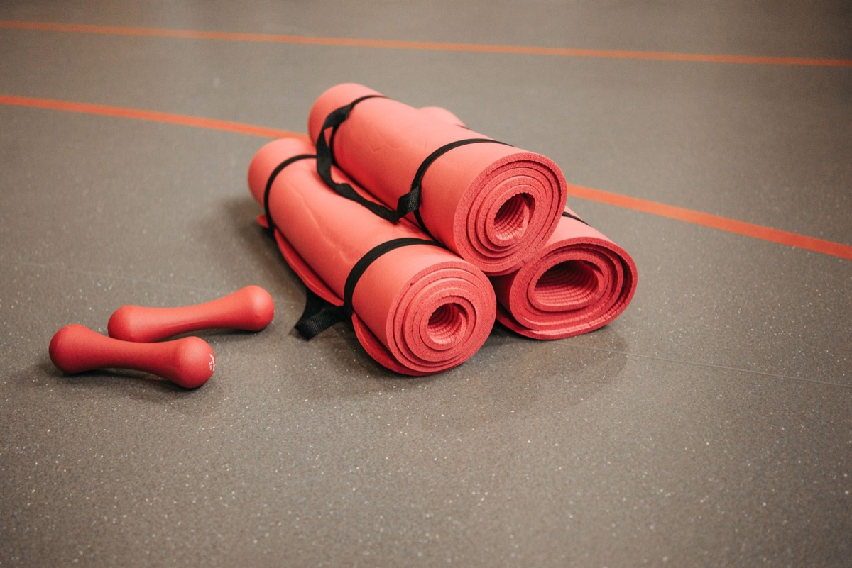 사무실 내에서 간단한 휴식 운동을 위한 요가 매트