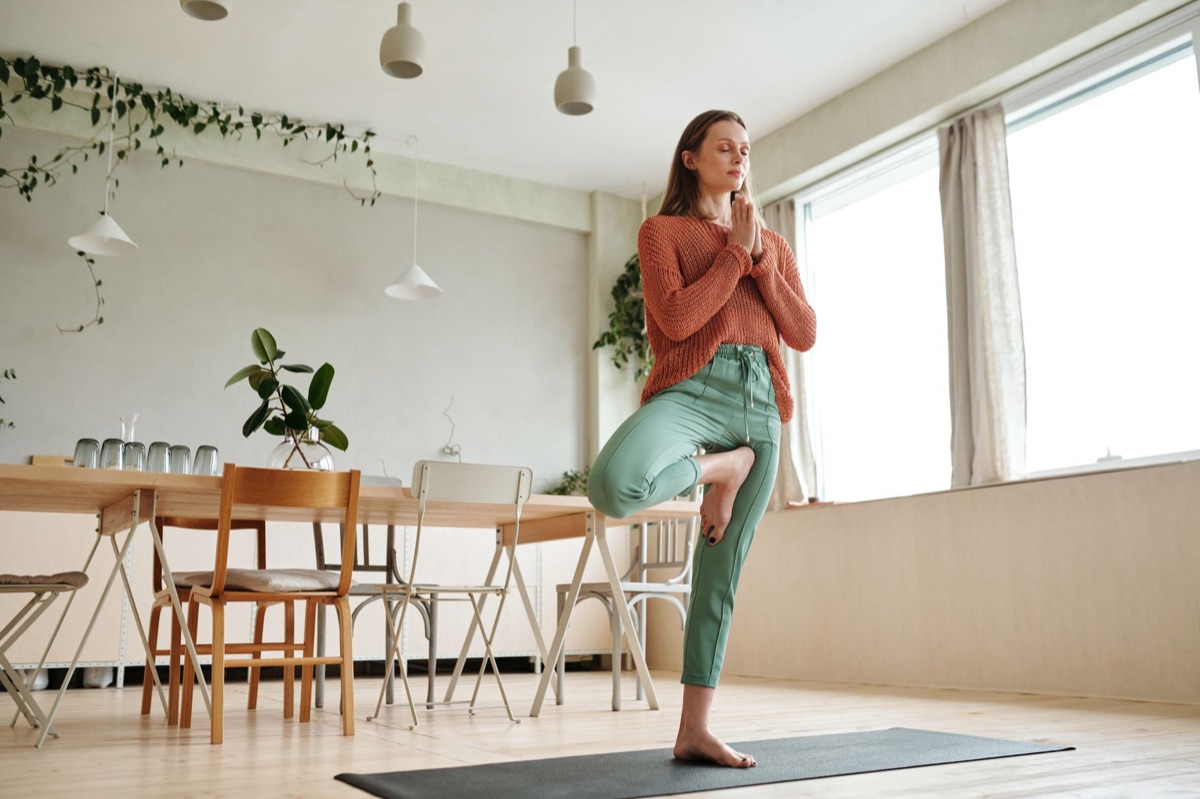 辦公室椅上瑜伽姿勢增強健康