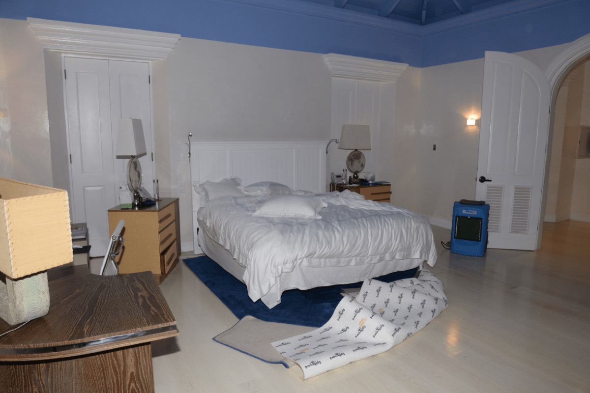 Zimmer mit Nachtschrank und Lampen