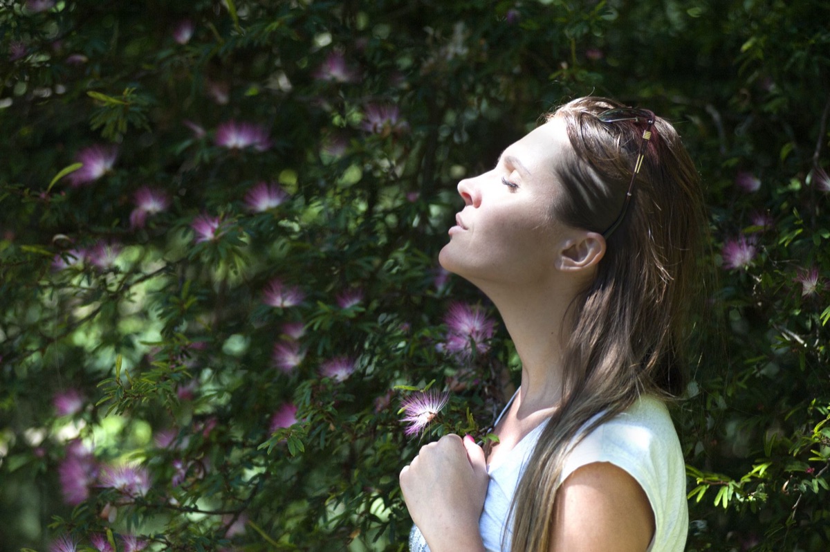 Persona respirando profundamente en jardín