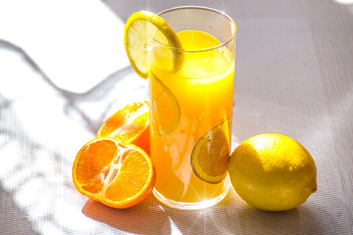jugo de naranja con segmentos