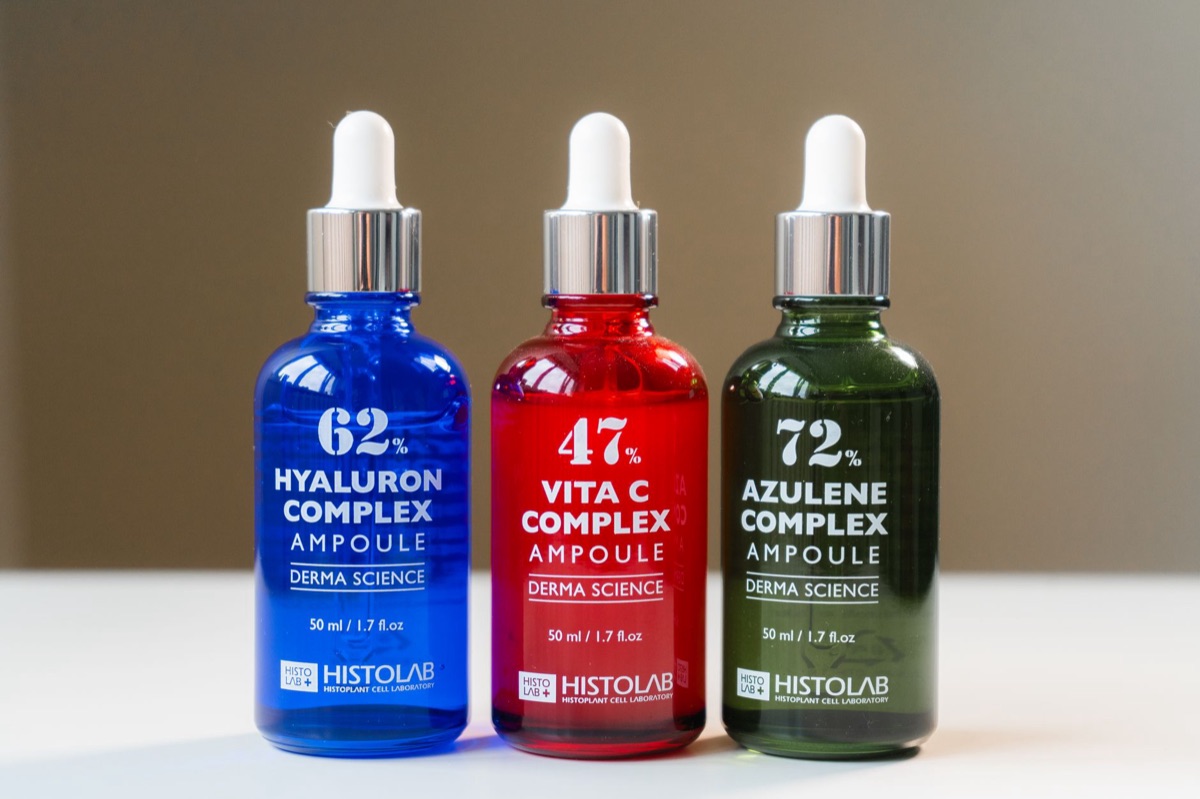 botella de vitaminas con etiquetas