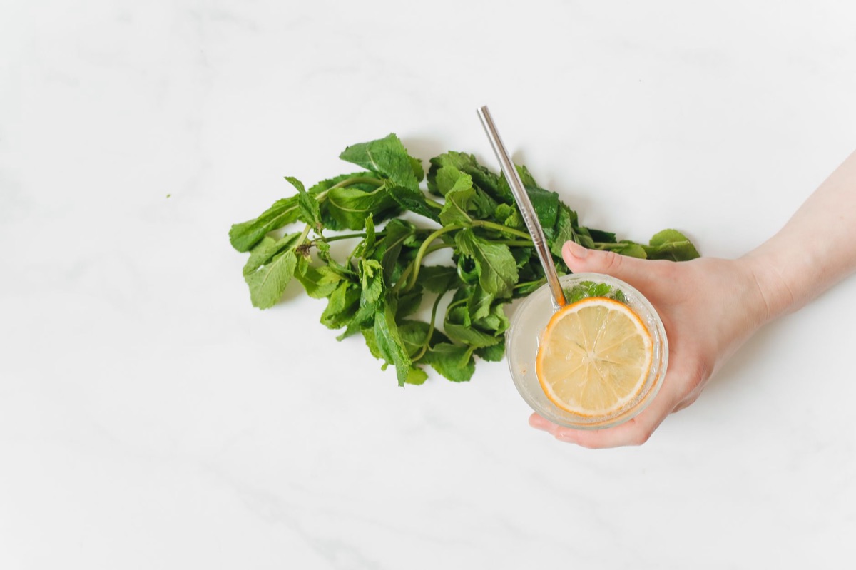 persona con pilloletta vitamina c e foglia verde