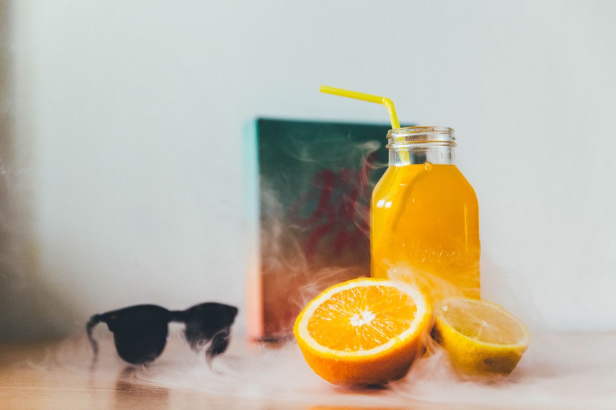 orange juice bottle en viole