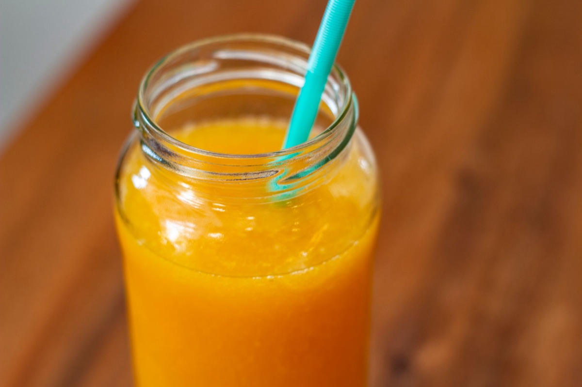 suco de laranja com etiqueta de vitamina c