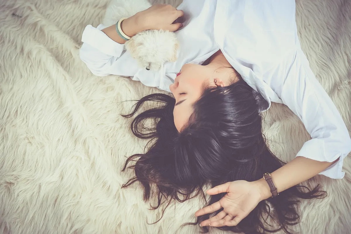 女の子、眠り、横たわっている、犬、動物、ペット、所有者、アジア人、アジアの女性、若い女性、逆さ、眠っている、眠っている女性、女性、女性、夢中、ポートレート