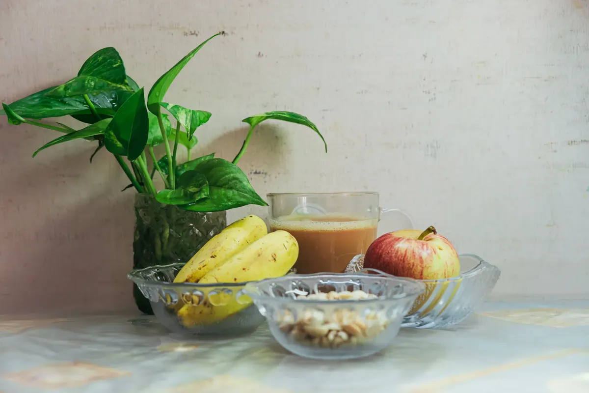 フレッシュな朝食アレンジ。果物、ナッツ、茶が含まれています。健康な始まりに最適です。
