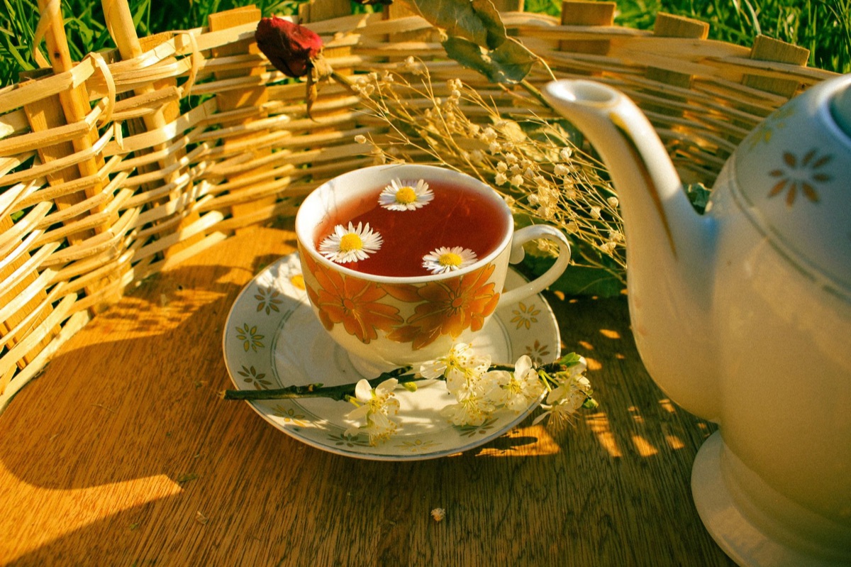 una taza de té de manzanilla caliente para relajarse