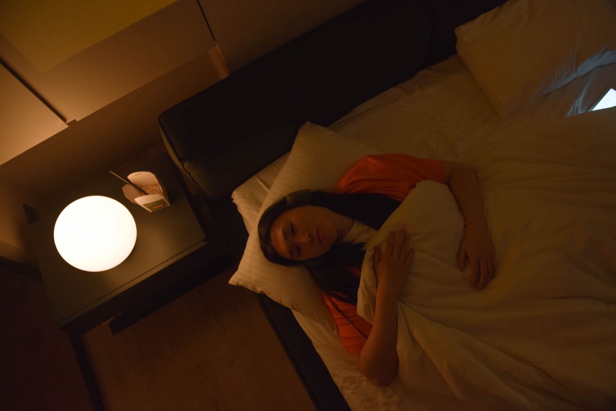 lámpara de noche con luz tenue para crear ambiente