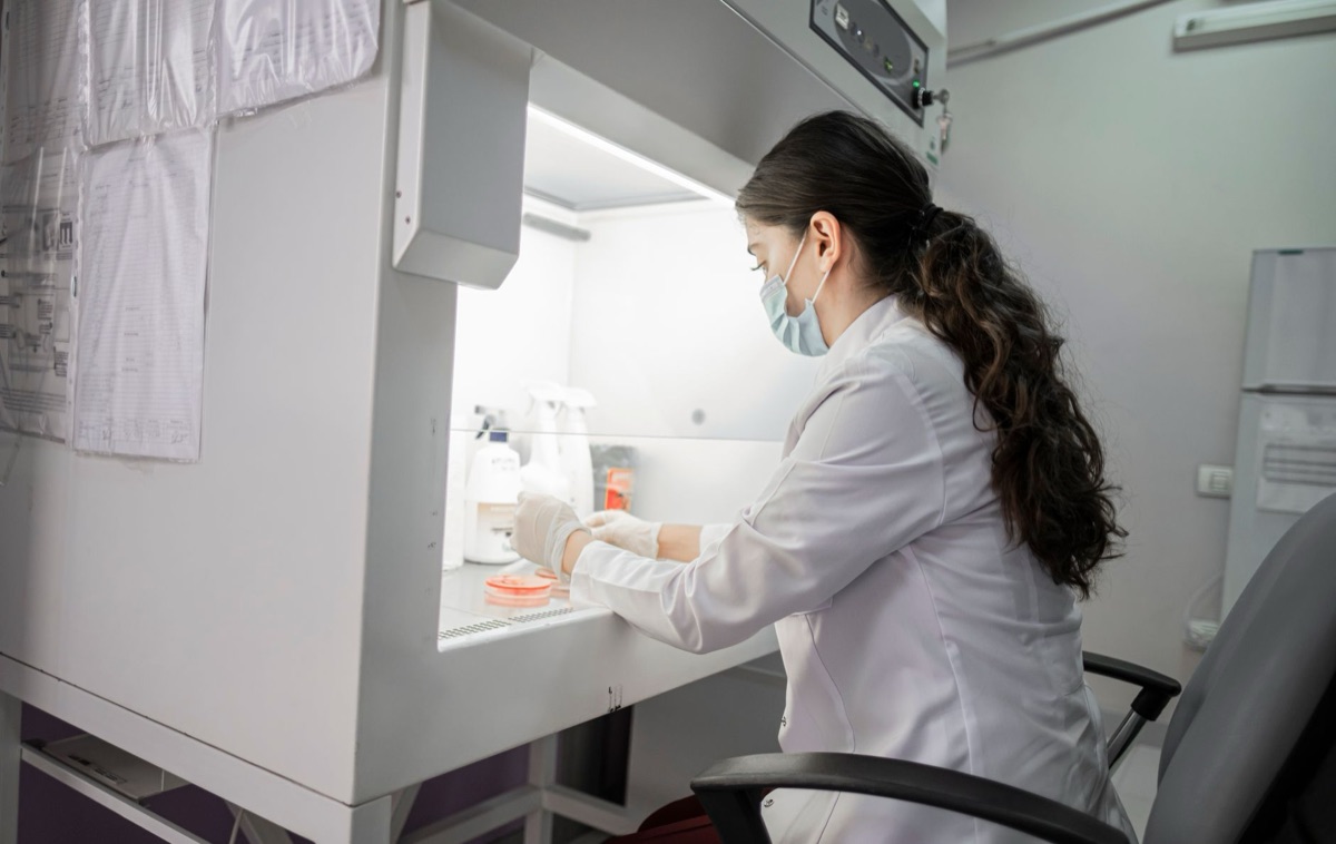 Laboratorio de investigación médica en un hospital militar