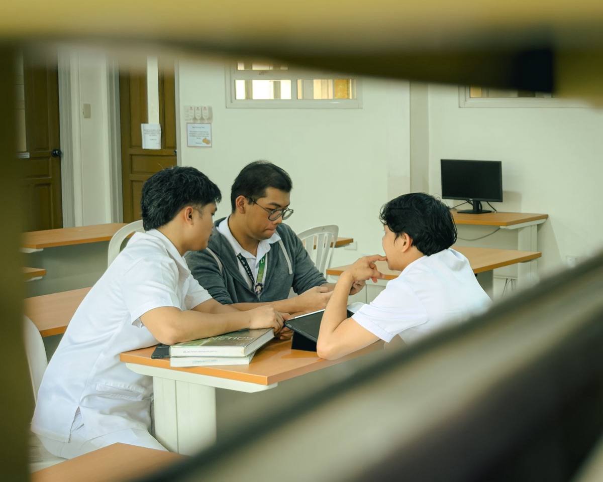Clase de formación médica en un centro militar