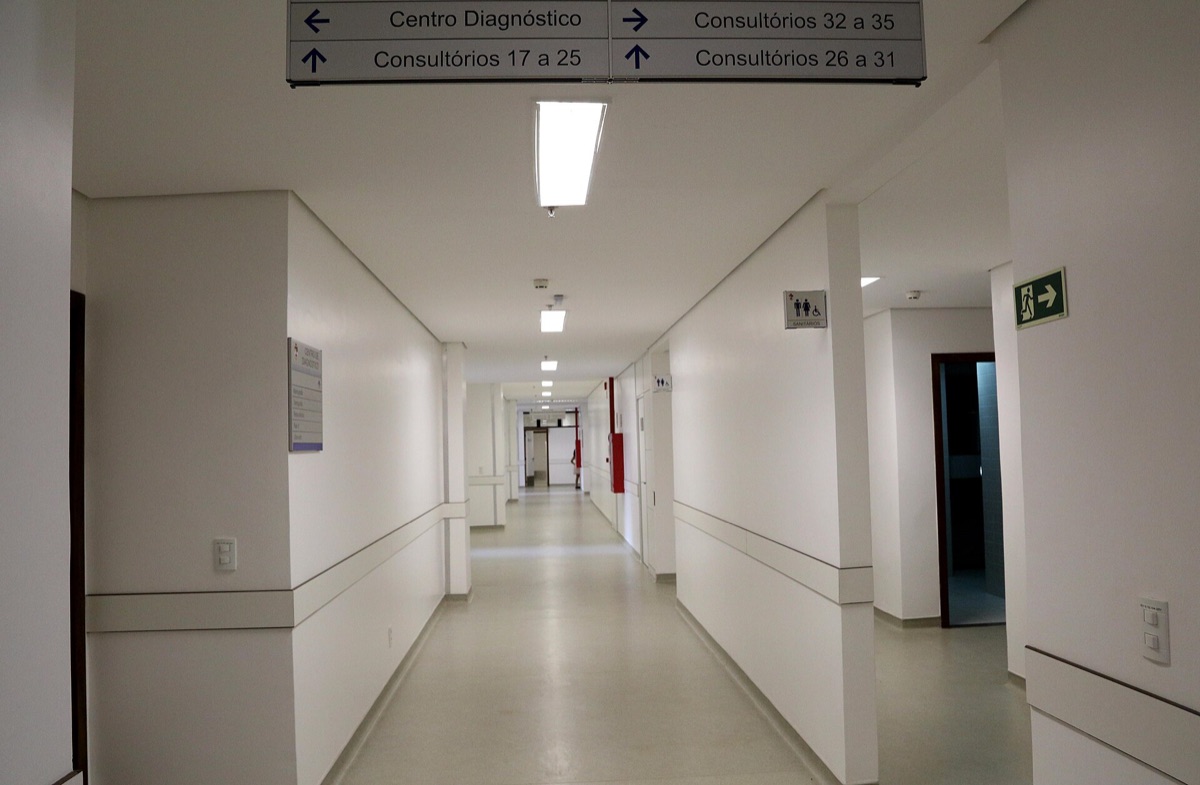 Centro médico militar con equipos de emergencia
